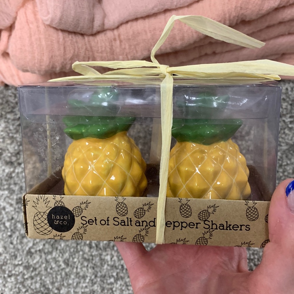 Pineapple salt and pepper shakers
